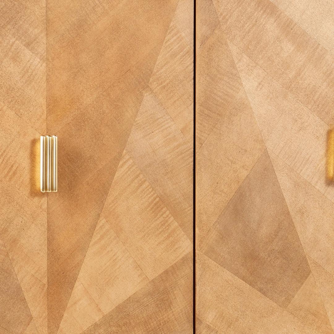 Credenza con dettagli in ottone e legno naturale