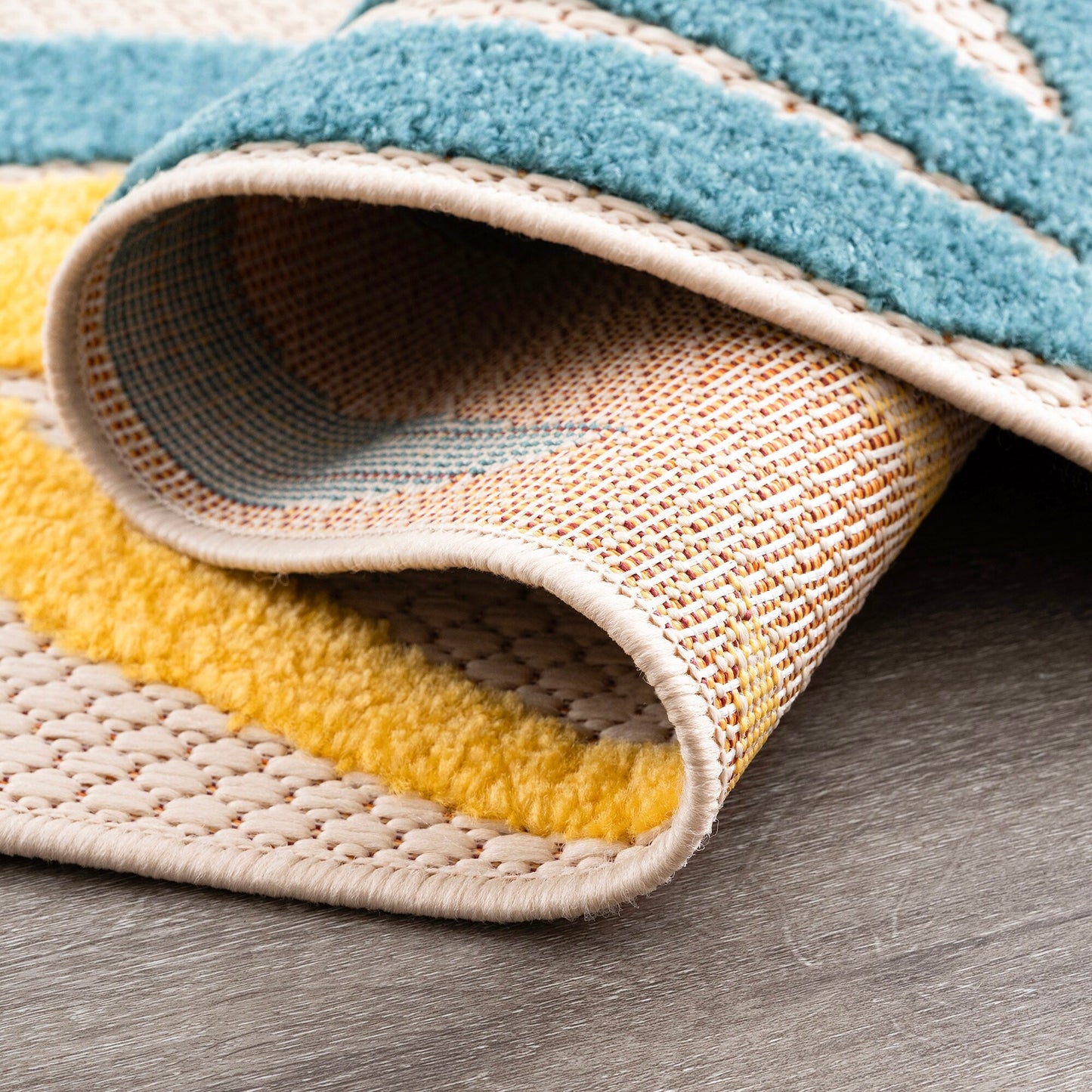 Tappeto da interno/esterno con motivo floreale costiero di origine.