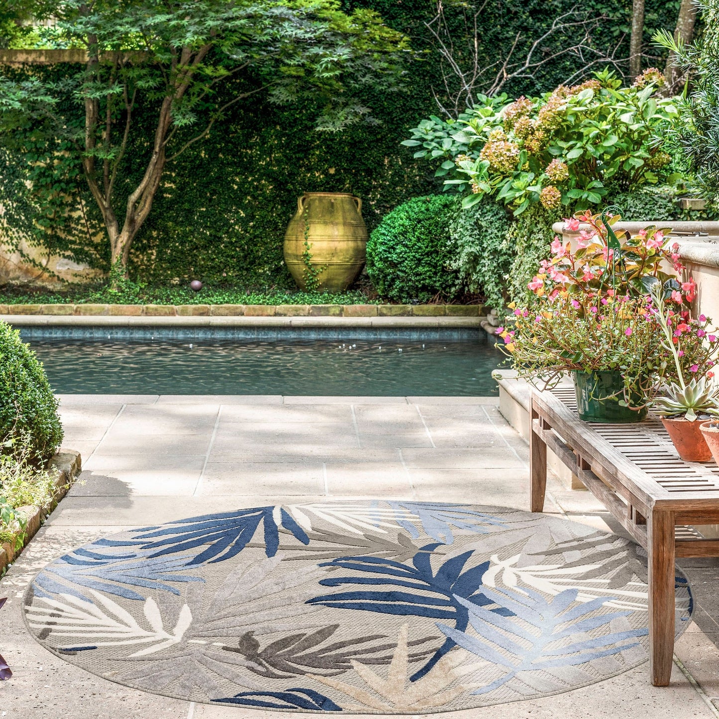 Tappeto da interno/esterno con motivo floreale costiero di origine.