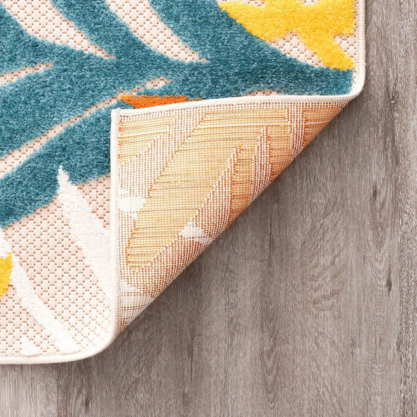 Tappeto da interno/esterno con motivo floreale costiero di origine.