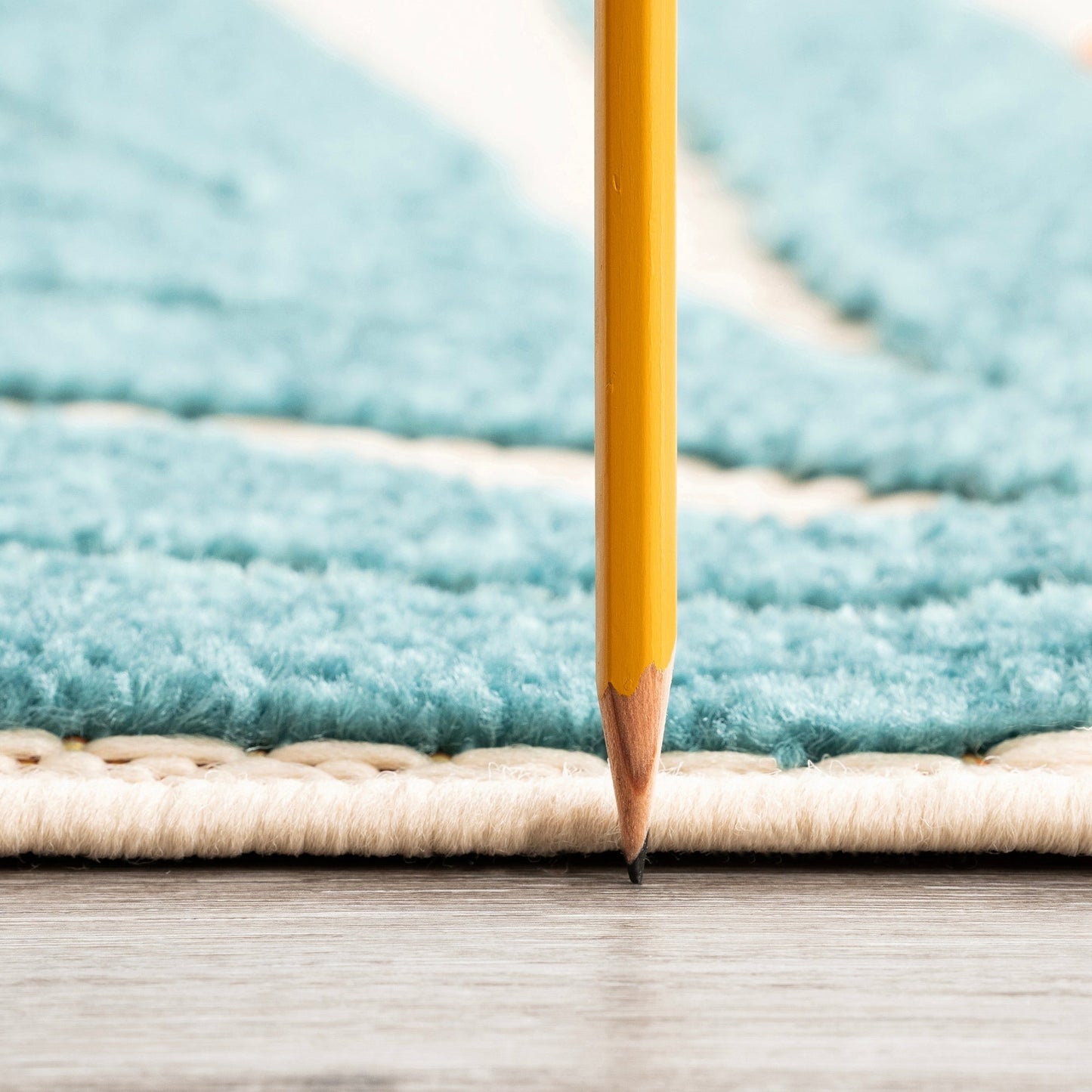 Tappeto da interno/esterno con motivo floreale costiero di origine.