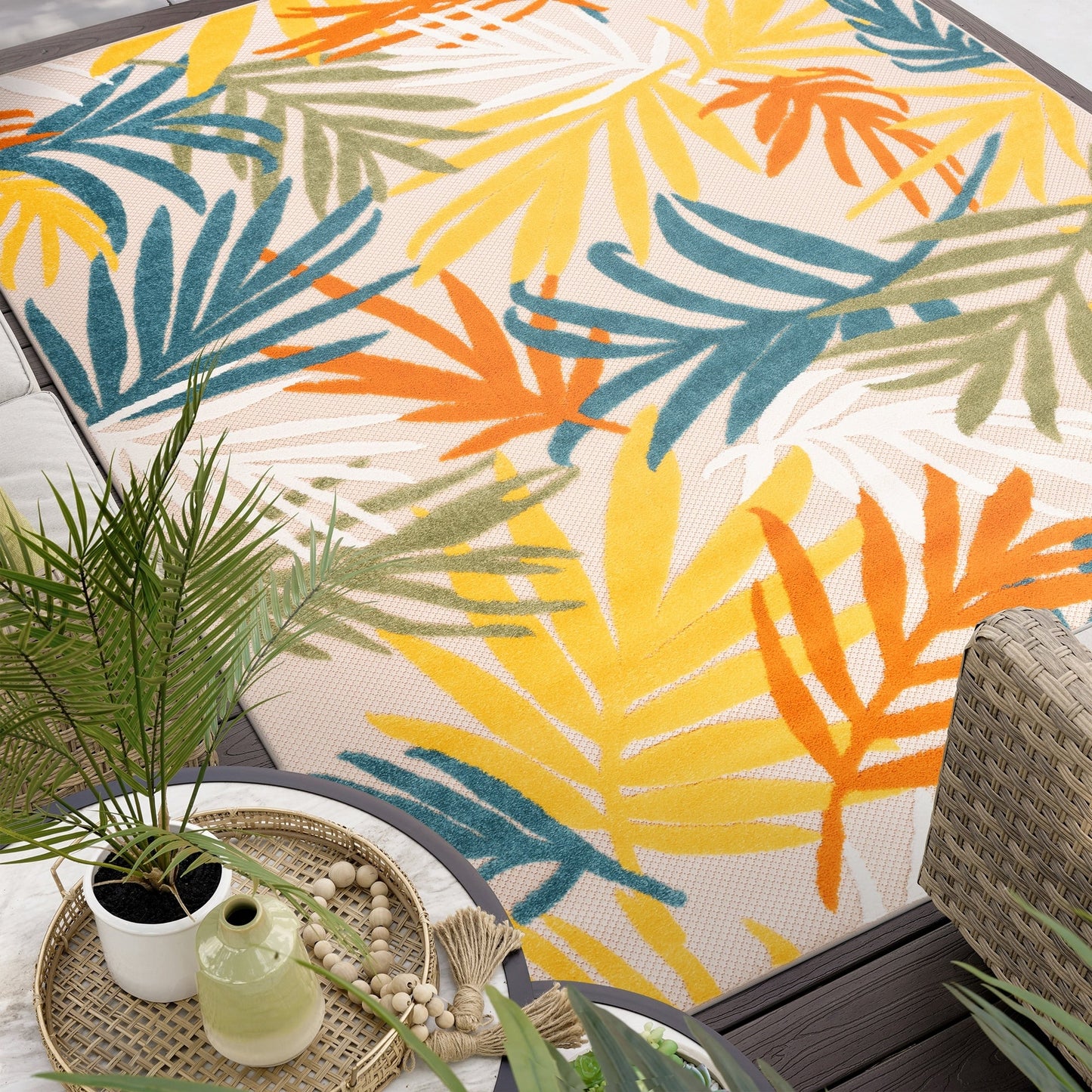 Tappeto da interno/esterno con motivo floreale costiero di origine.