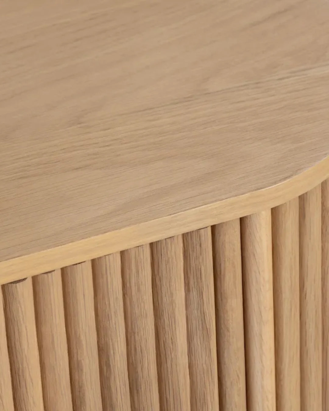 Credenza ovale in legno con anta scanalata