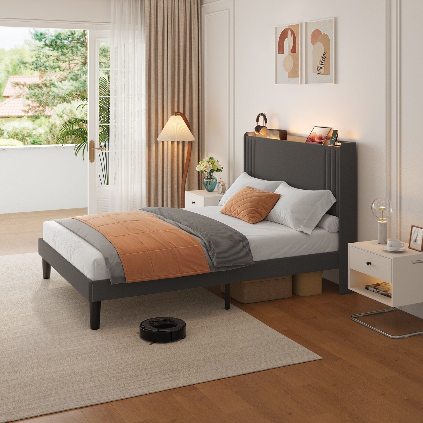 Letto imbottito con canali verticali queen/full e testiera wingback