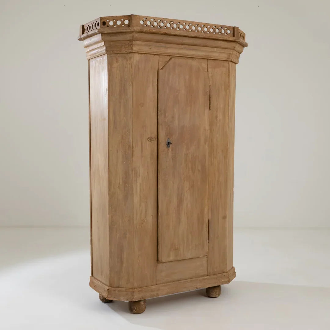 Antico armadio scandinavo con porta ad arco, circa 1920