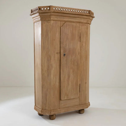 Antico armadio scandinavo con porta ad arco, circa 1920
