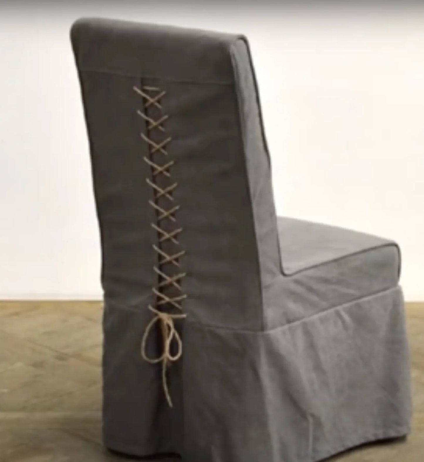 Sedia laterale con schienale in pizzo grigio e fodera foderata