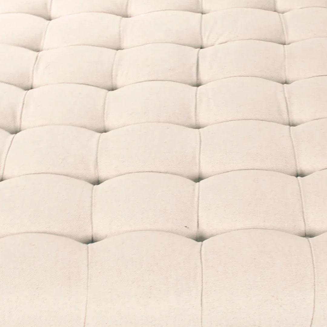 Pouf trapuntato bianco sporco in stile shabby chic