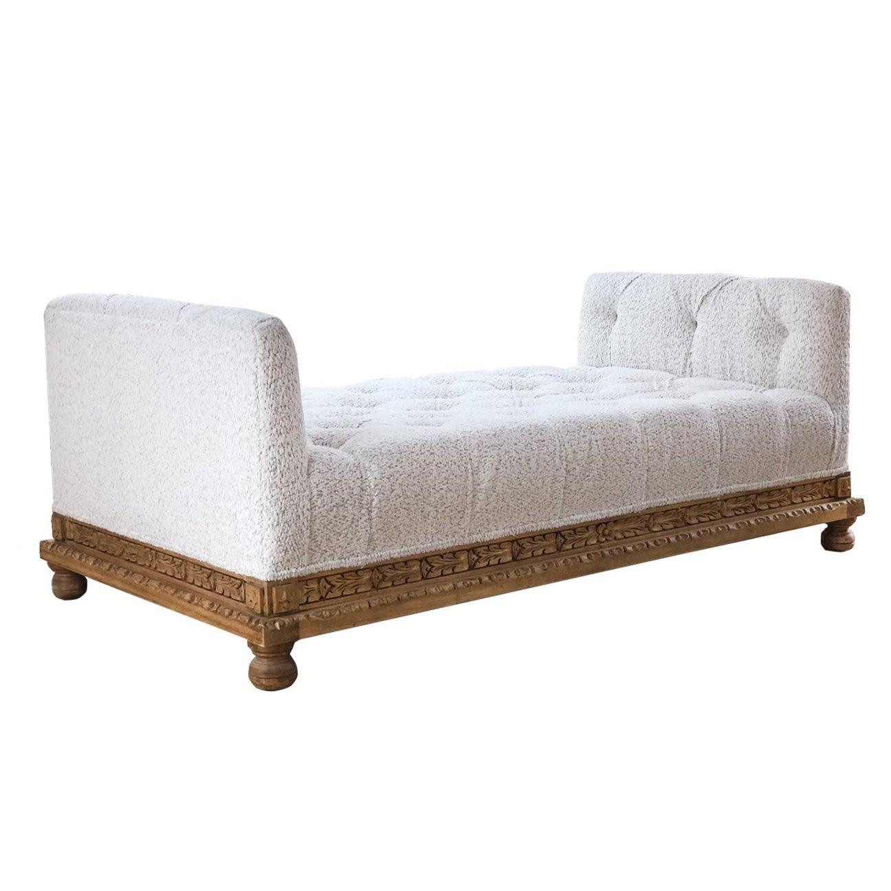 Divano capitonné con chaise longue e piattaforma in legno