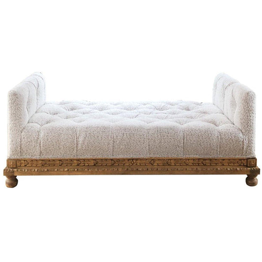 Divano capitonné con chaise longue e piattaforma in legno