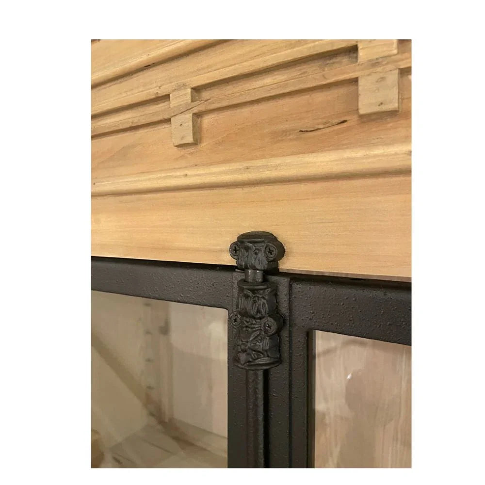 Mobiletto in legno con pannello frontale in ferro e vetro cattedrale