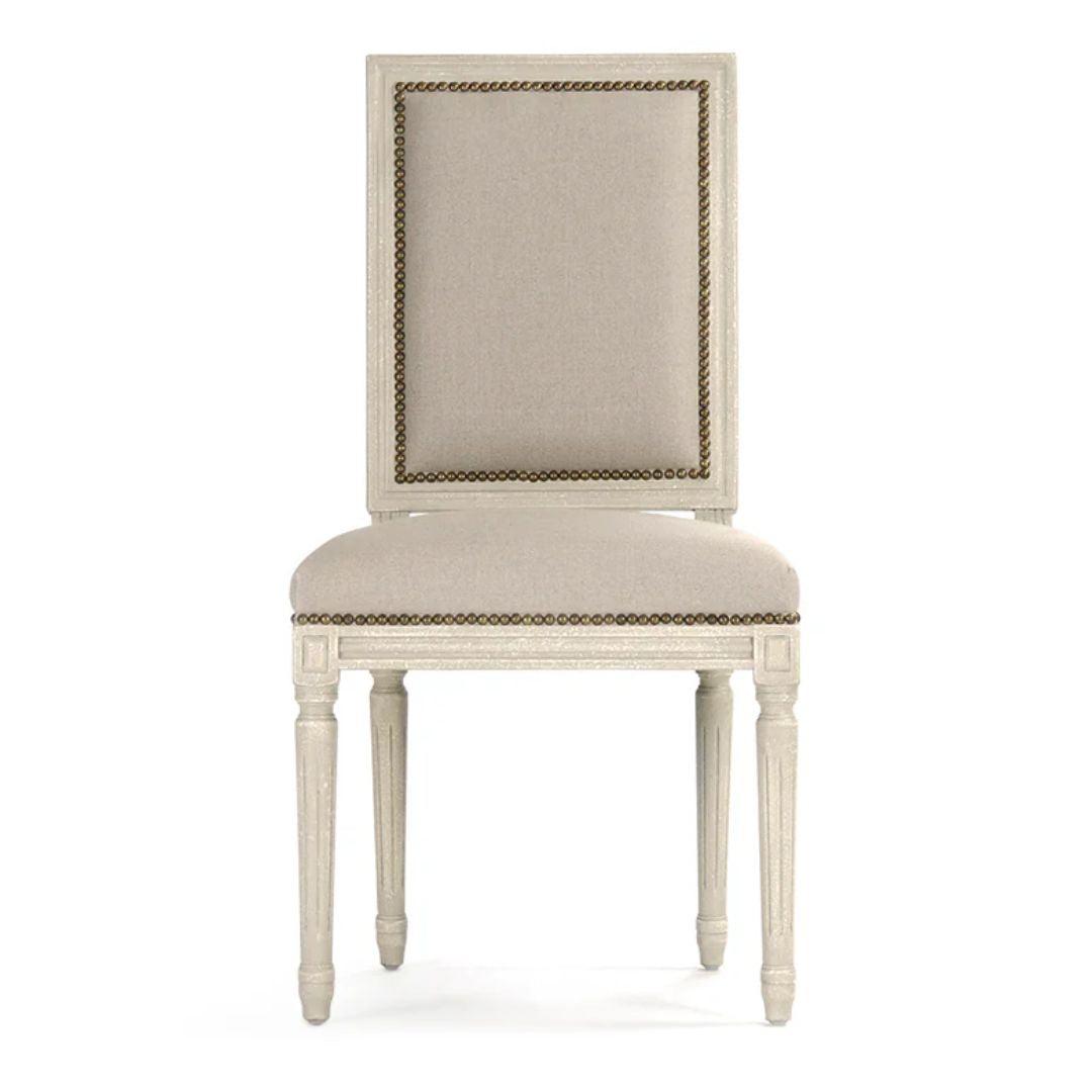 Sedia laterale Louis color avorio con borchie