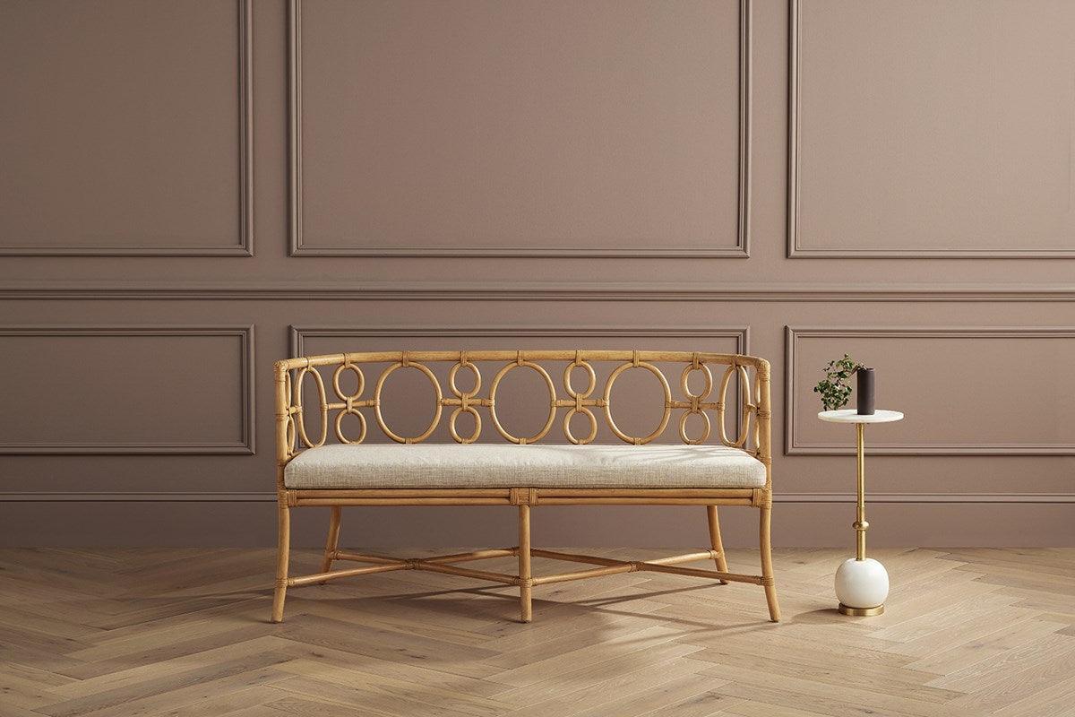 Panca in rattan con forme circolari curve