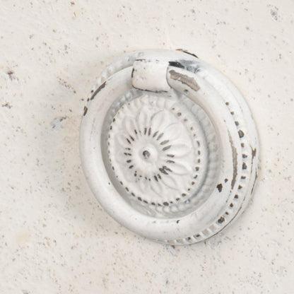 Comò bianco romantico in stile shabby chic