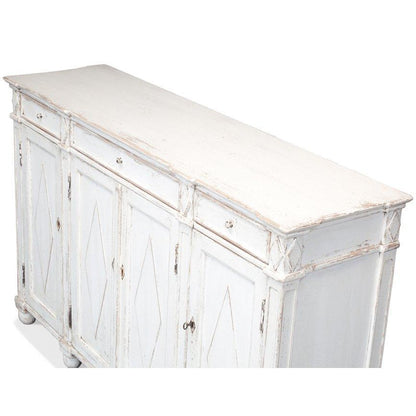 Credenza imbiancata in stile fattoria