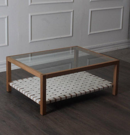 Tavolino da caffè con cinturino in pelle e piano in vetro