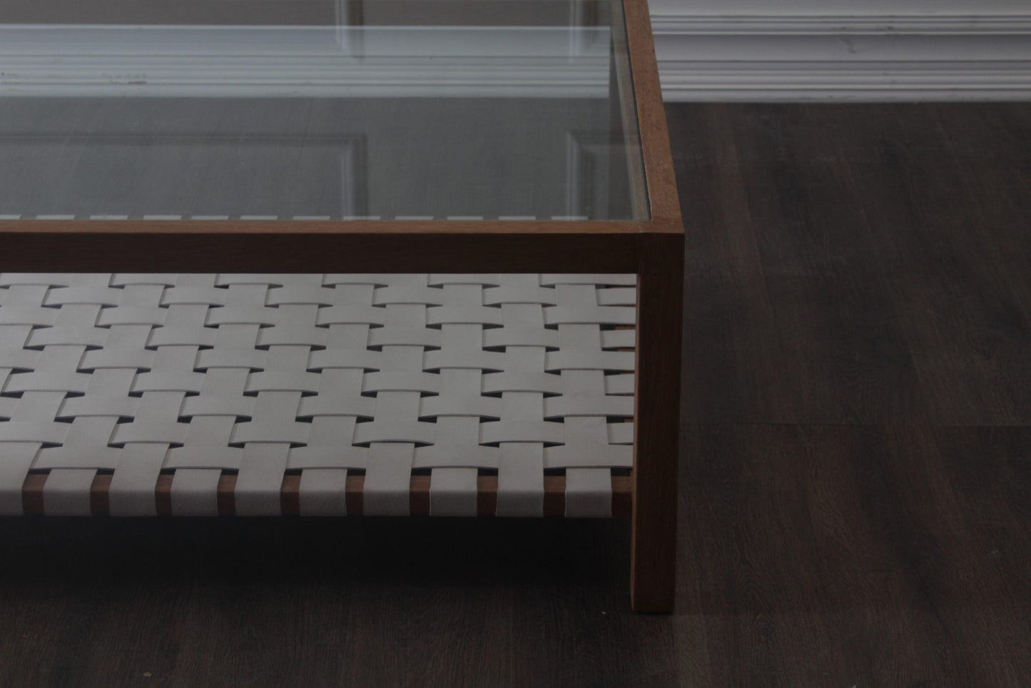 Tavolino da caffè con cinturino in pelle e piano in vetro