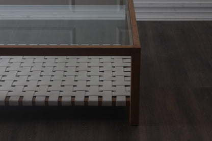 Tavolino da caffè con cinturino in pelle e piano in vetro