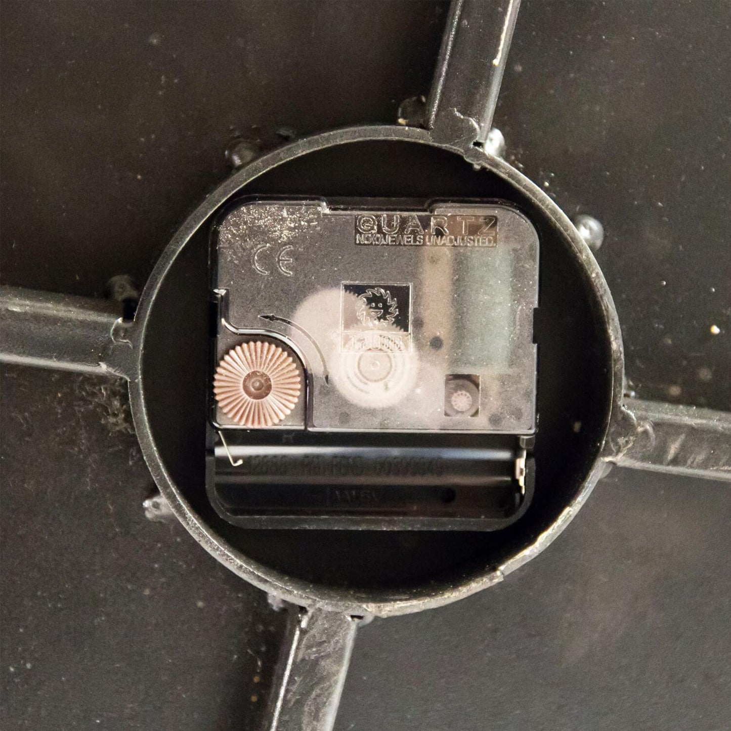 Grande orologio in metallo color rame