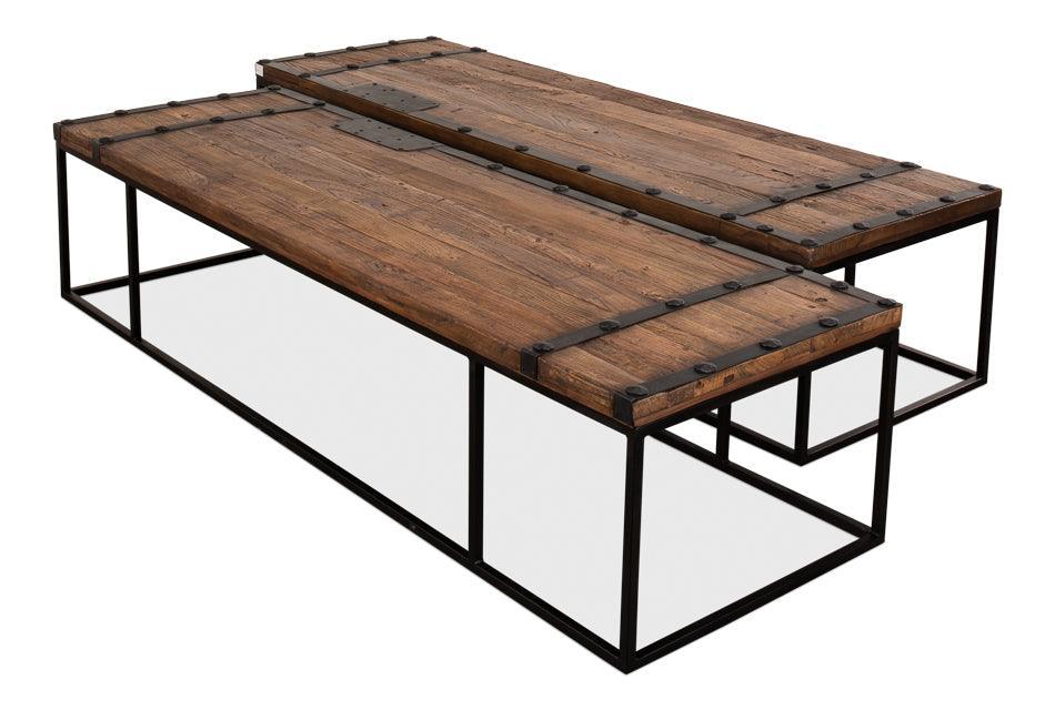 Tavolino da caffè con grandi porte in legno stile castello