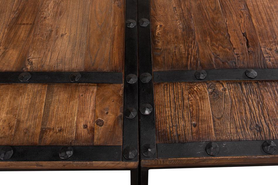 Tavolino da caffè con grandi porte in legno stile castello