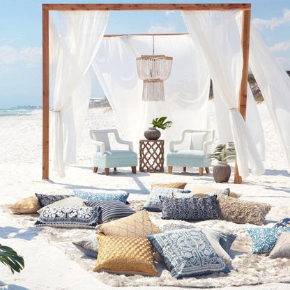 Tavolino decorativo in legno naturale con motivo quadrifoglio