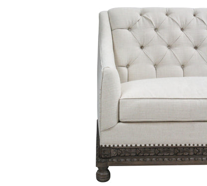 Divano con base in legno riccamente intagliato