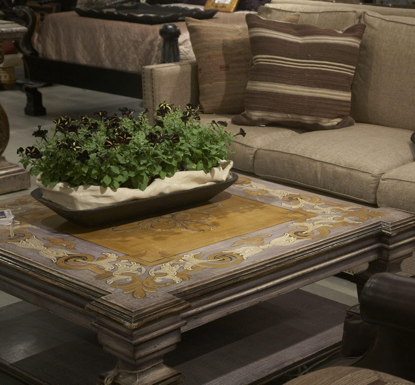 Tavolino da caffè con piano dipinto a spirale