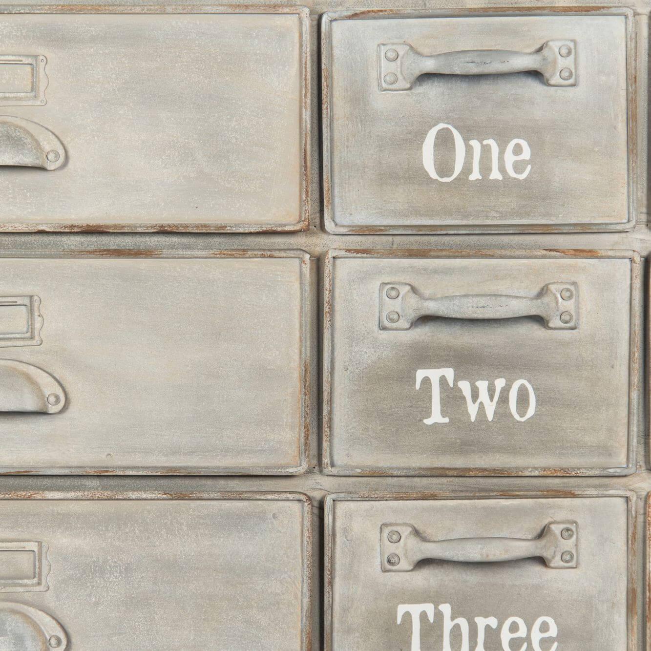 Baule numerato in metallo patinato