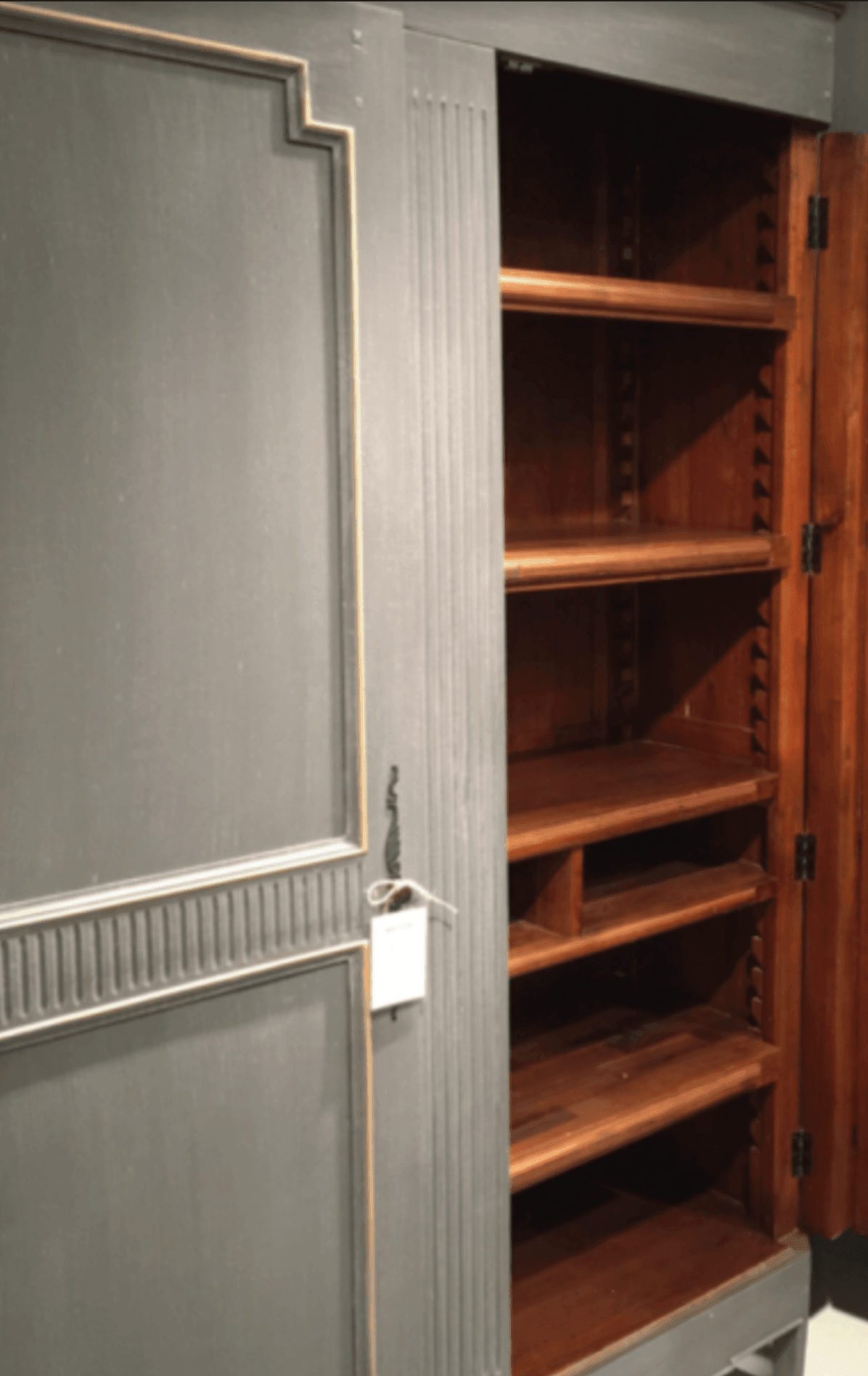 Armadio francese regale con pannello intagliato