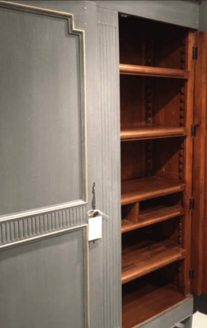 Armadio francese regale con pannello intagliato