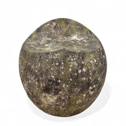 Sgabello in pietra muschiosa