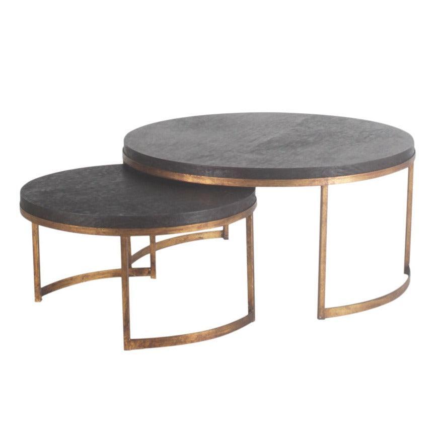 Tavolini impilabili con base rotonda dorata