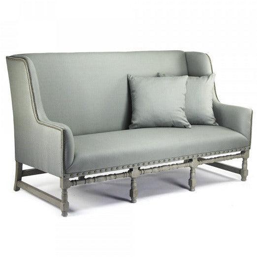 Divano con borchie color grigio salvia