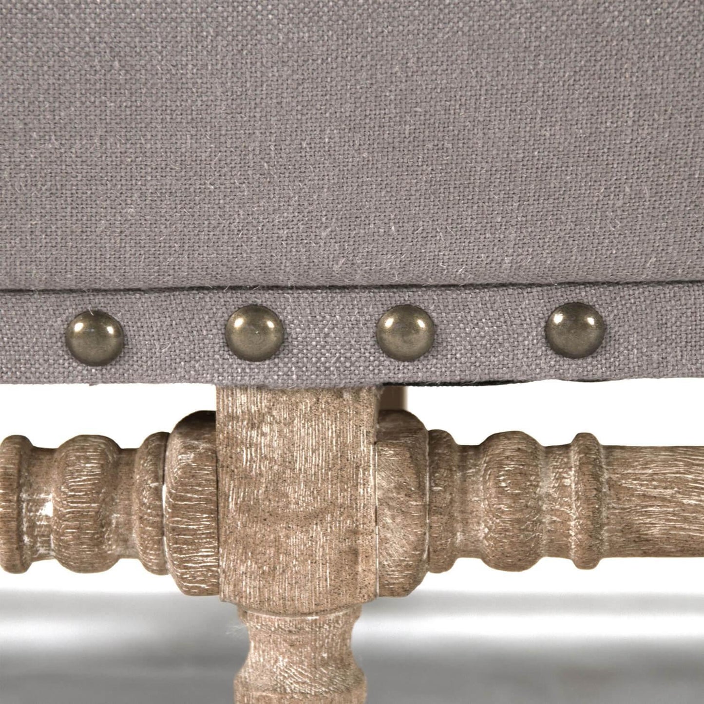 Divano grigio fumo con borchie