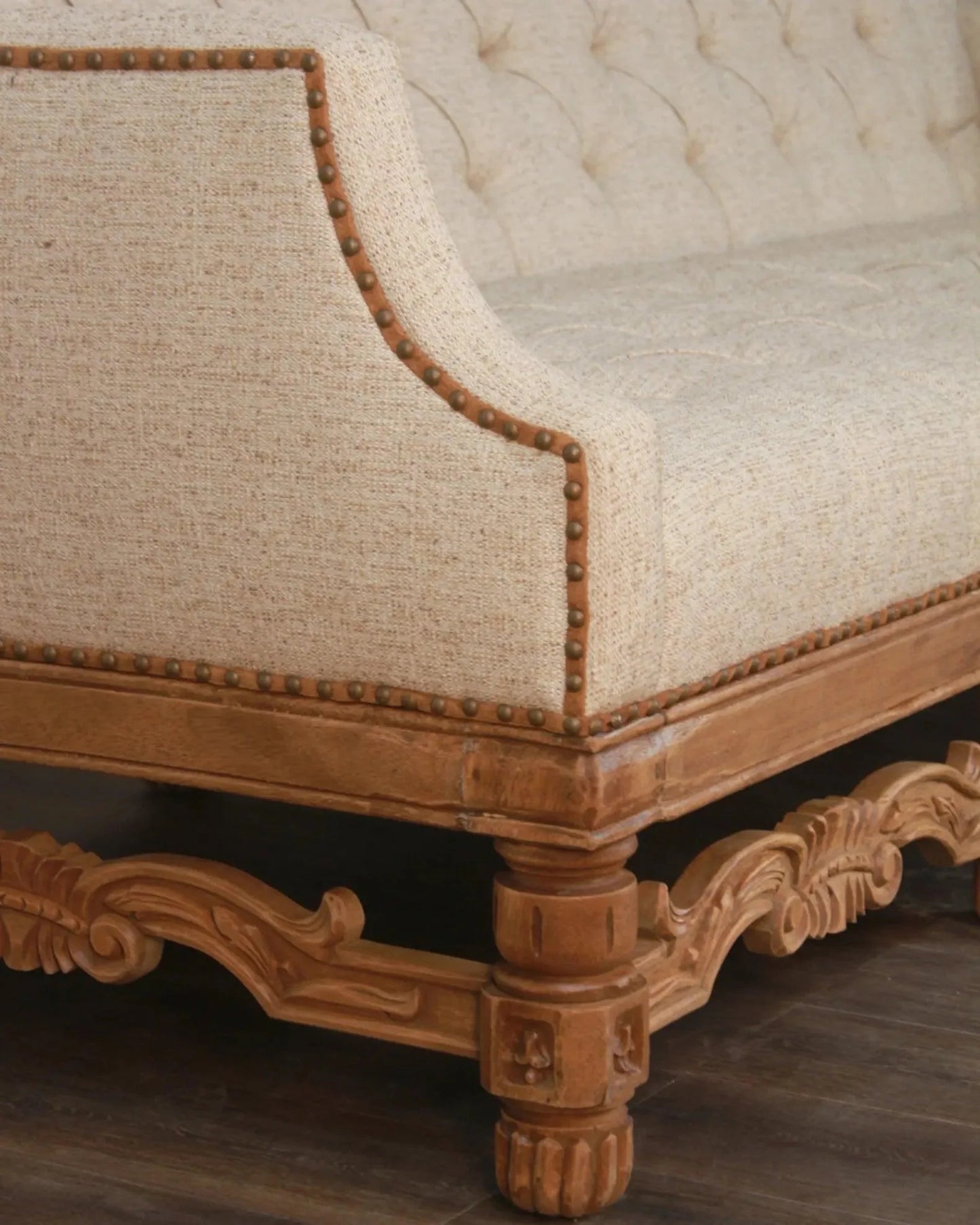 Divano con schienale trapuntato doppio cammello