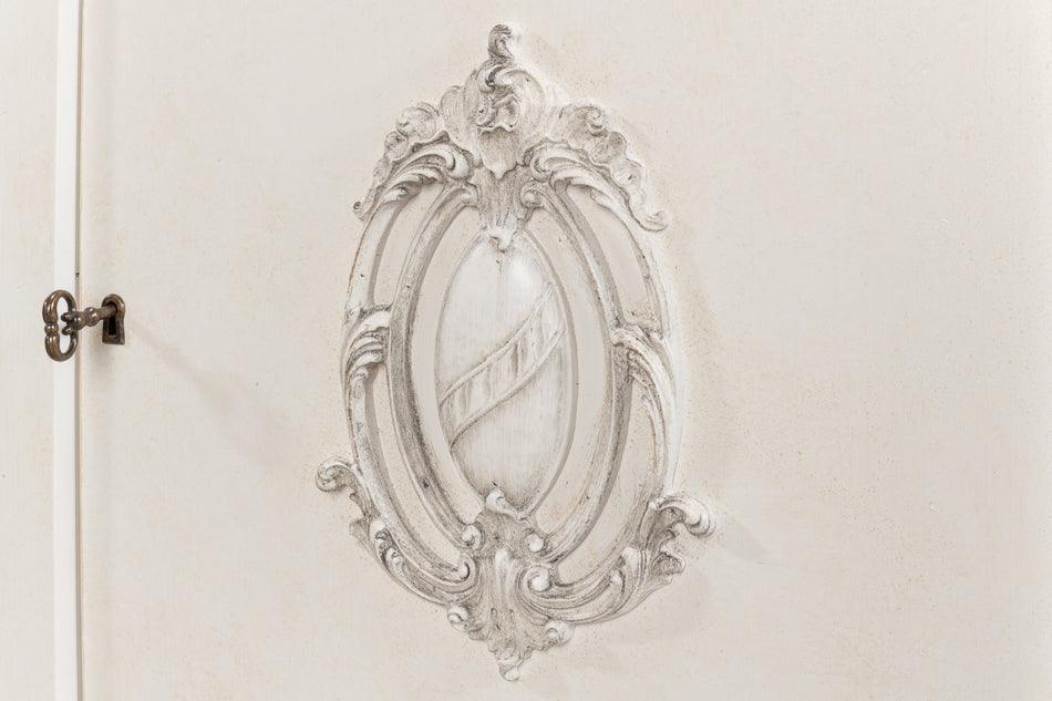 Credenza europea vintage con stemma