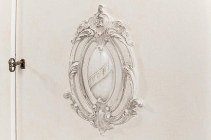 Credenza europea vintage con stemma