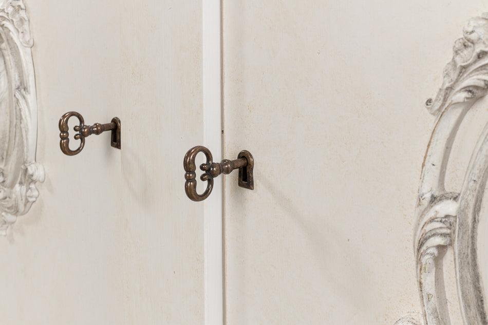 Credenza europea vintage con stemma