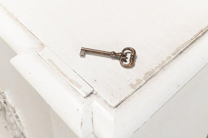 Credenza europea vintage con stemma