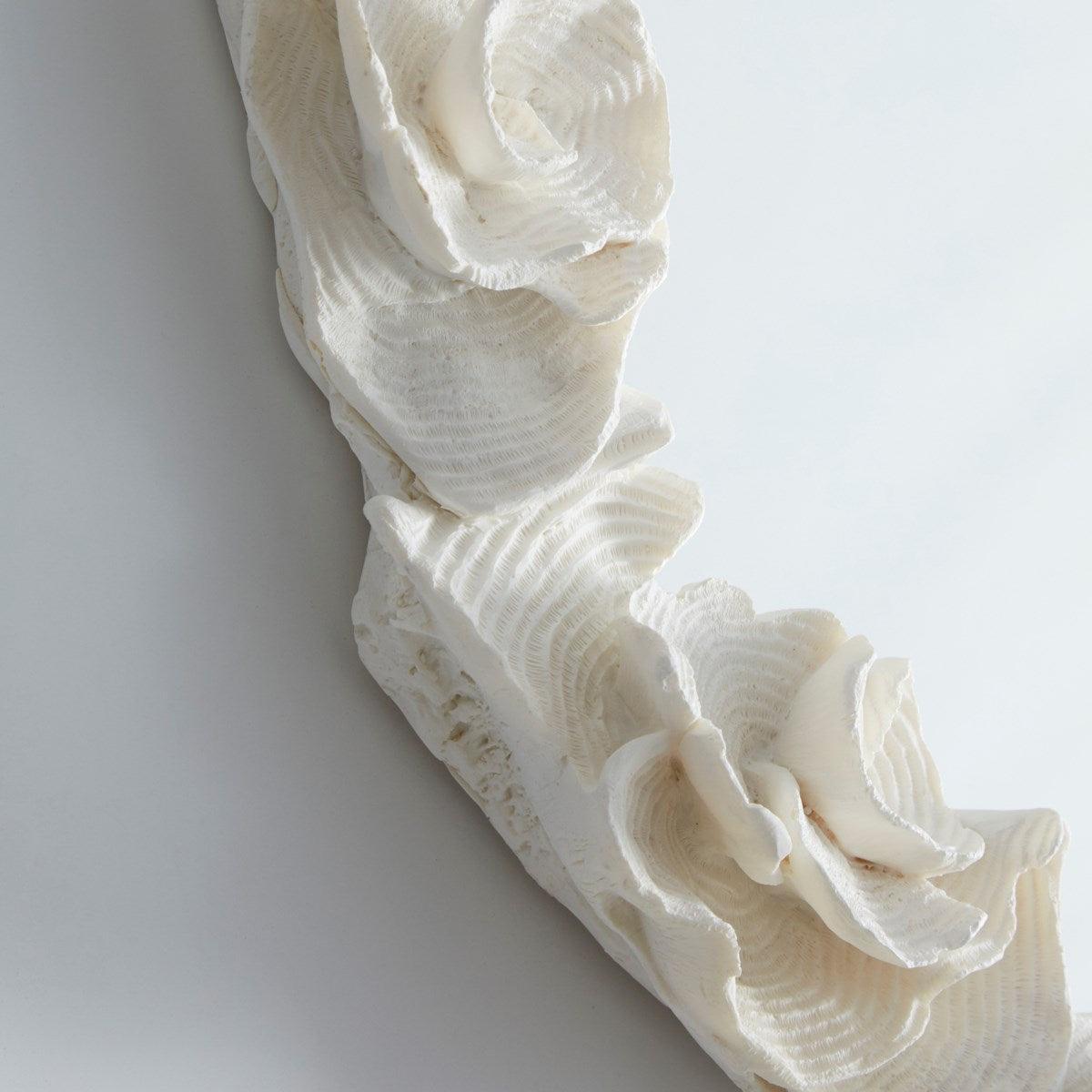 Specchio con accenti floreali bianchi