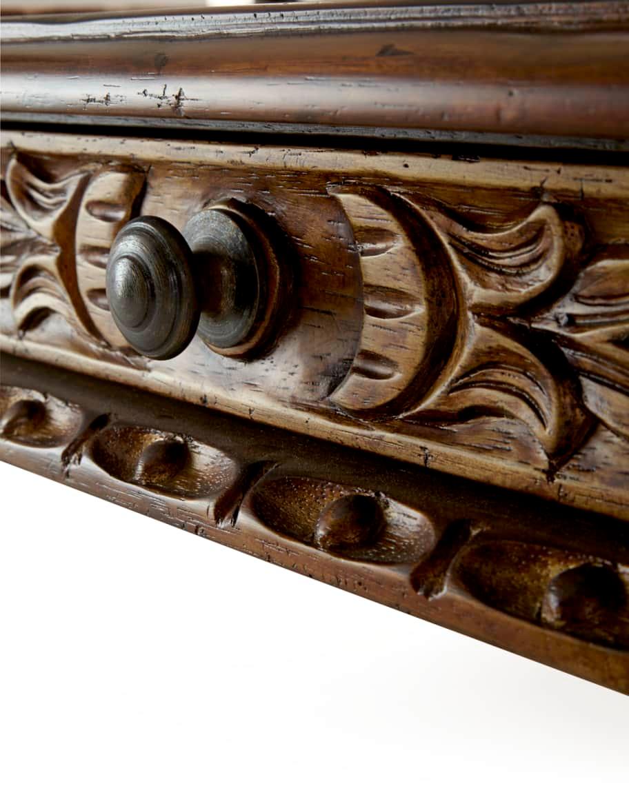 Tavolo decorato in legno tinto con cassetti